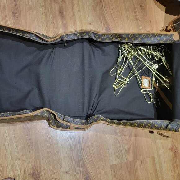 Louis Vuitton - Picture 1 of 11